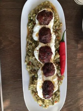 Alinazik mit Köfte